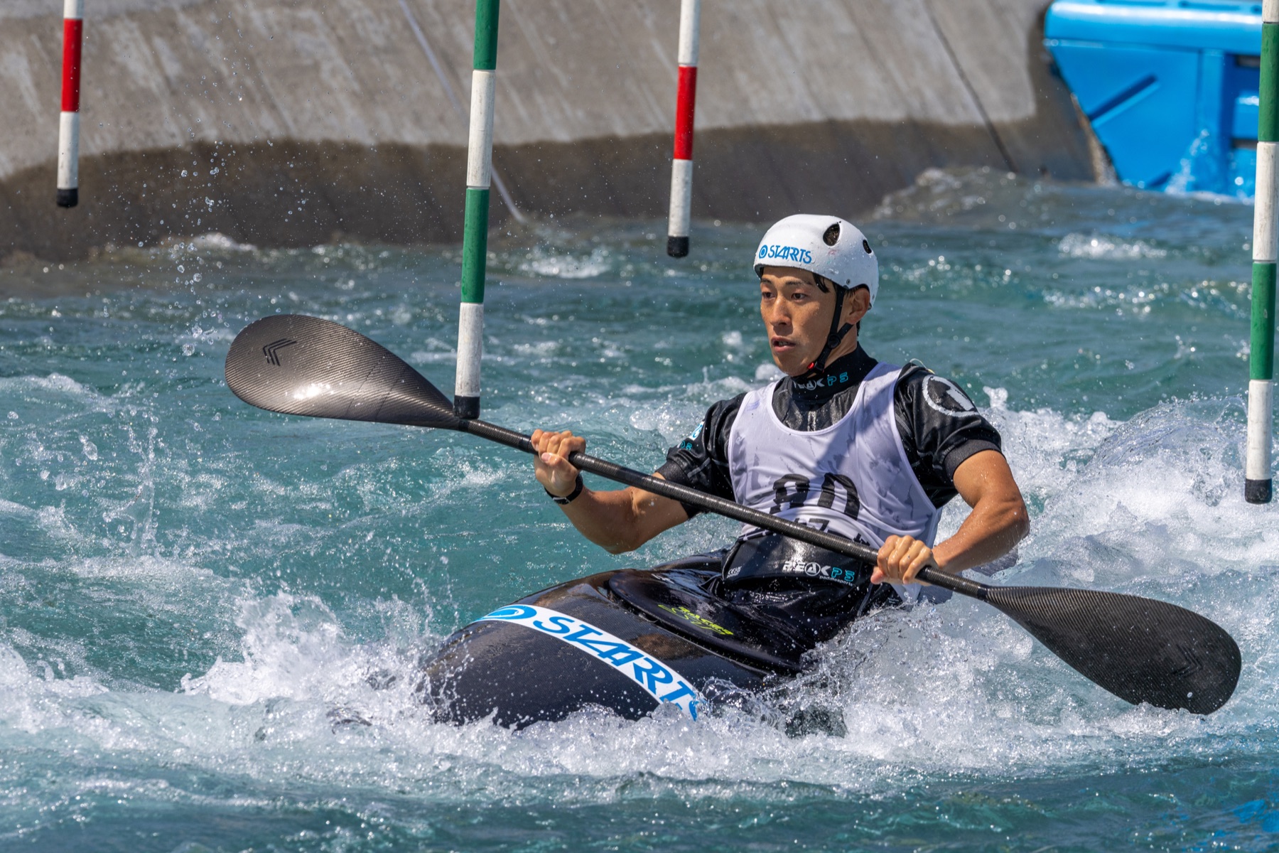 水面でパドルを構える齋藤康祐選手。2026年選考会の写真